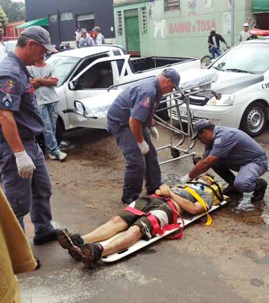 Desrespeito a semáforo causa acidente e deixa motociclista ferido