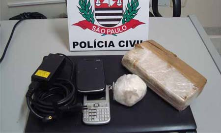 Acusado de tráfico se entrega horas após polícia fazer apreensão de drogas em sua casa