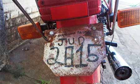 Jovem confecciona placa manualmente e tem moto apreendida em Paraguaçu