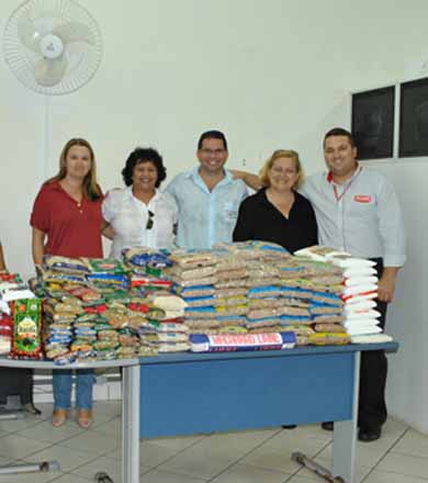 Associação Comercial entrega alimentos arrecadados em palestra ao Fundo Social Municipal