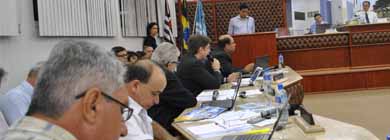 Prefeito responde perguntas dos vereadores durante quatro horas na câmara