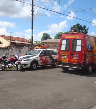 Policial é atingido por enxadão e revida com tiros