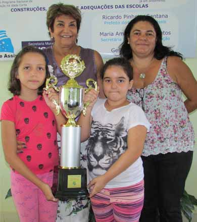Alunas de projeto desenvolvido pela Prefeitura ganham troféu em competição regional