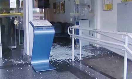 Ladrões armados com fuzis assaltam banco em Marília
