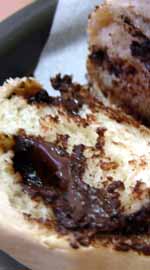 Pão caseiro recheado com chocolate