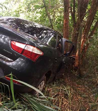 Mulher é encontrada morta no interior de veículo que caiu em ribanceira