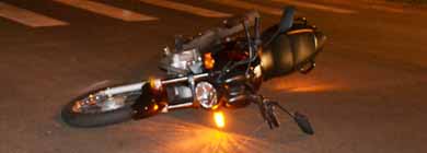Carro faz conversão e intercepta moto; dois ficam feridos