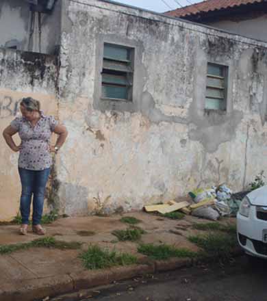 Moradores descartam lixo na porta da escola