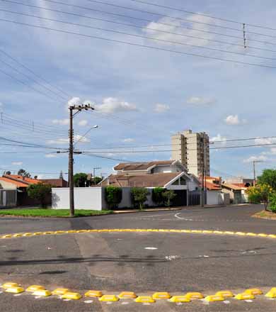 Departamento de Trânsito implanta rotatória em rua do Jardim Europa