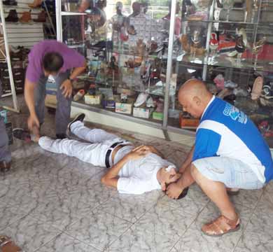 Motociclista é arremessado para dentro de loja após ser colidido por caminhonete