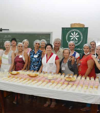 Participantes de curso aprendem a preparar produtos derivados do leite