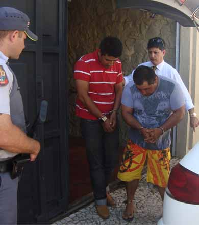 Durante roubo, moradora se esconde embaixo da cama e acionada a PM que prende três