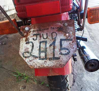 Jovem confecciona placa manualmente e tem moto apreendida pela PM