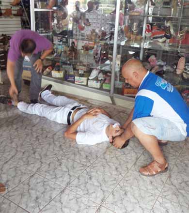 Motociclista é arremessado para dentro de loja após ser colidido por caminhonete