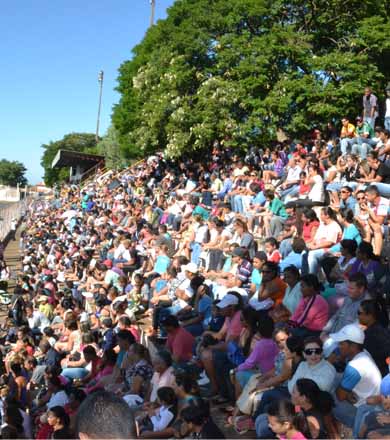 Convocados para o sorteio das 250 unidades habitacionais lotam o Estádio Municipal