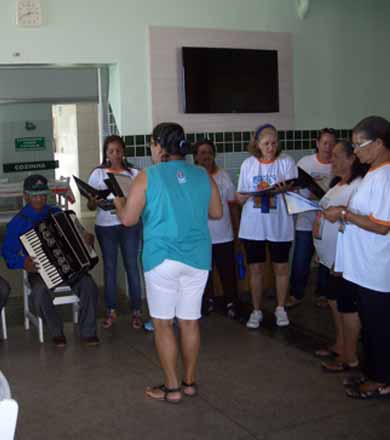 CRAS do Conjunto Mário Covas desenvolve atividade musical com idosos