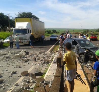 Veículo derruba 10 metros de mureta de proteção em Rodovia