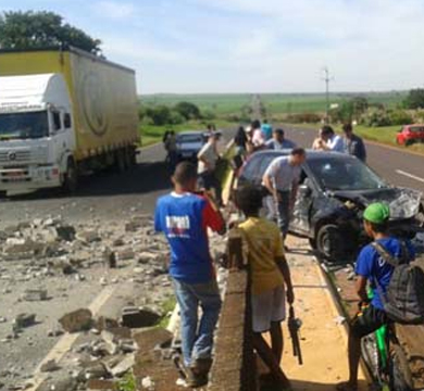 Veículo derruba 10 metros de mureta de proteção em Rodovia