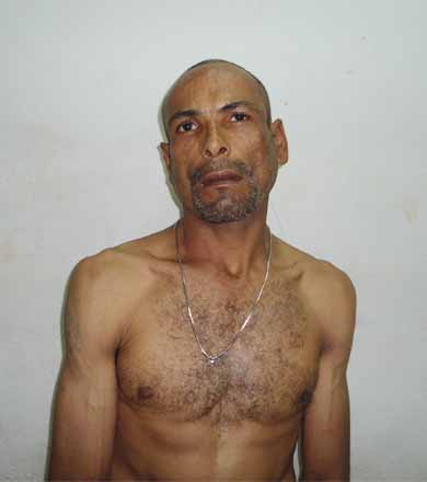 Homem aparentemente sob o efeito de droga é preso e tem caminhonete e diversos objetos apreendidos