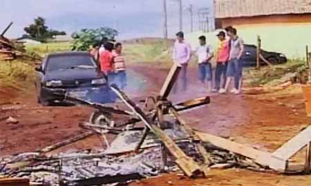 Sem salários, trabalhadores de obra da CDHU protestam em Maracaí