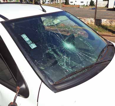 Motociclista é atingida por carro e estoura para-brisa com a cabeça
