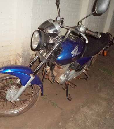 Moto furtada é encontrada pelo próprio dono em estrada de terra