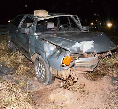 Carro capota após ser colidido no dispositivo de velocidade da Manílio Gobbi