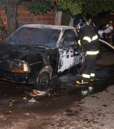 Incêndio destrói carro estacionado em rua na Murilo Macedo
