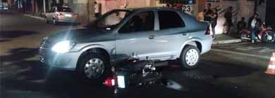 Motociclista se fere ao ser atingido por carro