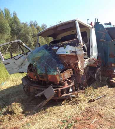 Caminhão fica com a frente destruída após perder controle no trevo de acesso à Paraguaçu