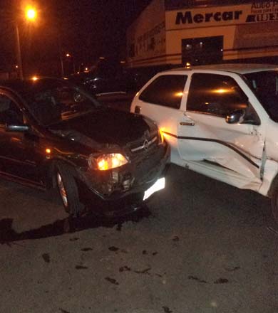 Colisão entre veículos na Avenida Siqueira Campos