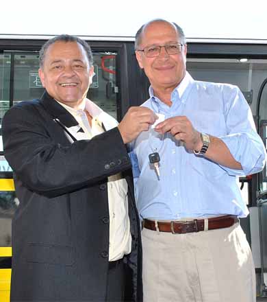 Prefeito Ediney recebe ônibus de 54 lugares do Governo do Estado