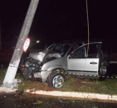 Carro fica com a frente destruída após colidir em poste na Avenida Galdino