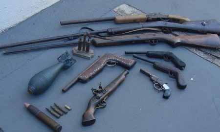 PM atende ocorrência de ameaça de morte e descobre arsenal de armas em residência
