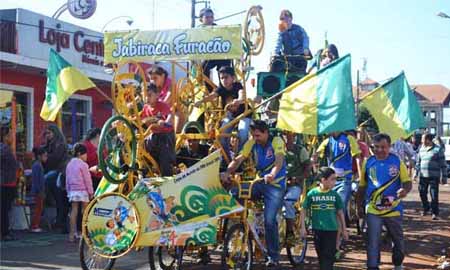 Maior bicicleta do estado de SP agita Maracaí em véspera de jogo do Brasil
