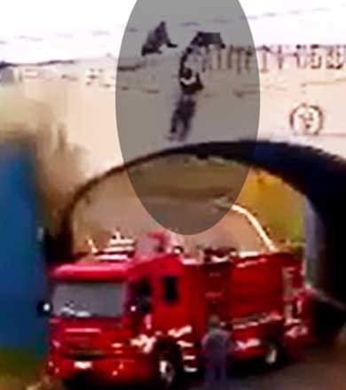 Mariliense que tentava suicídio é agarrado por bombeiro momentos antes de cair de viaduto
