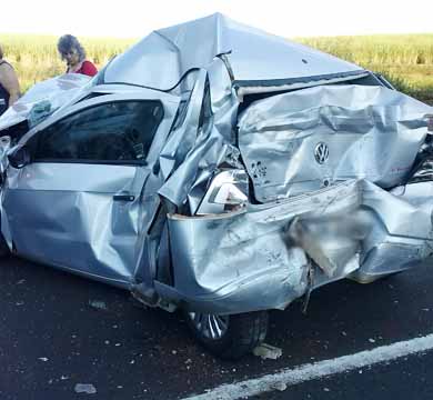 Engavetamento na rodovia deixa carro destruído e três pessoas feridas