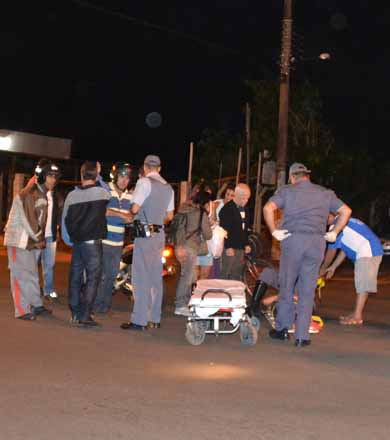Ciclista cruza avenida, provoca acidente e deixa motociclista ferida