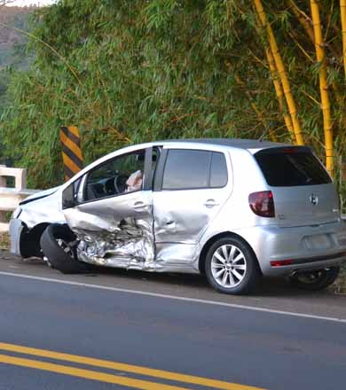 Roda de pick-up se solta e atinge lateral de Fox na rodovia Assis/Paraguaçu