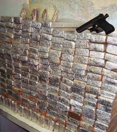 Mais de 350 kg de maconha e arma de uso restrito são apreendidos após perseguição em Assis