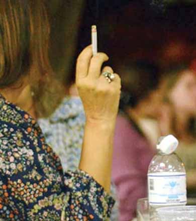 O Governo proibe definitivamente o fumo em lugares fechados