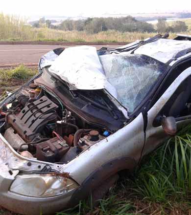 Capotamento deixa veículo parcialmente destruído e motorista ferido