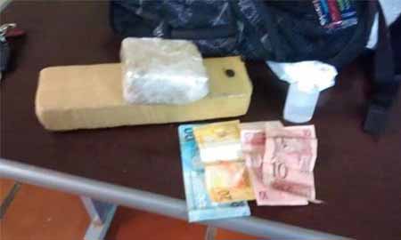 Estudante é preso transportando quase um quilo de maconha na rodovia