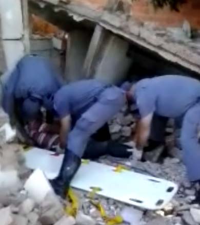 Casa é demolida e destroços atingem homem que dormia em um dos cômodos