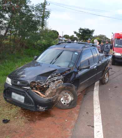 Caminhão tanque colide em pick-up que cruzava pista para entrar no Colégio Agrícola