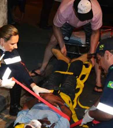 Pedestre fratura o nariz após tropeçar e colidir rosto no asfalto