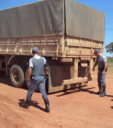 Caminhoneiro é roubado, fica dois dias amarrado e tem bitrem localizado em Paraguaçu Paulista