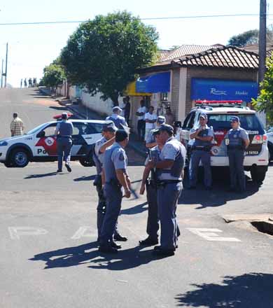 Homem com problemas mentais esfaqueia policial militar em Lutécia