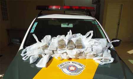 Polícia Rodoviária apreende 28 tabletes de maconha encontrados em carro