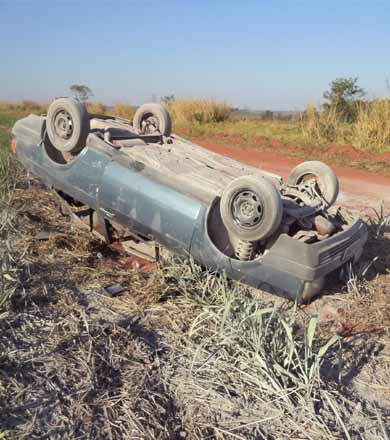 Três são levados ao Pronto Socorro após motorista sem habilitação capotar carro em estrada de terra